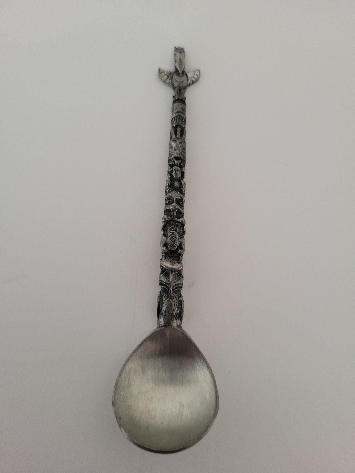 Vintage Tinnen Lepel met Totempaal Design - Canada, Ophalen of Verzenden