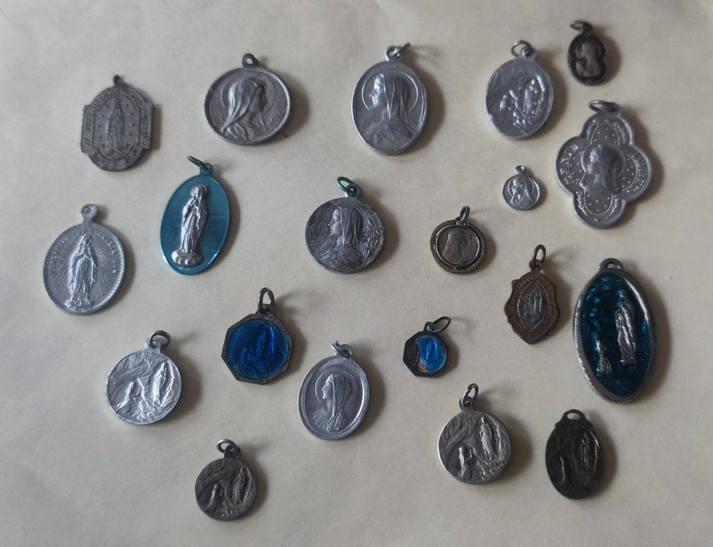 20 Medaille's  uit Lourdes, Ophalen of Verzenden, Zo goed als nieuw, Overige typen, Christendom | Katholiek