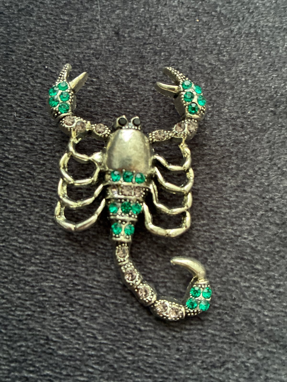 Broche Schorpioen met Groene en Paarse Strass Steentjes, Overige materialen, 4 tot 7 cm, Ophalen of Verzenden, Zo goed als nieuw
