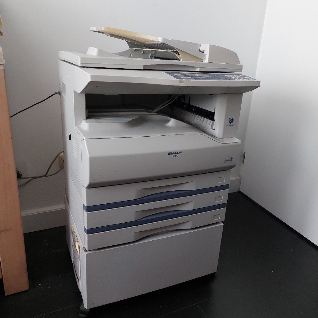 Printer Sharp met 3 lades en onderkast, lees verder, Computers en Software, Printers, Ophalen, Gebruikt, Zwart-en-wit printen