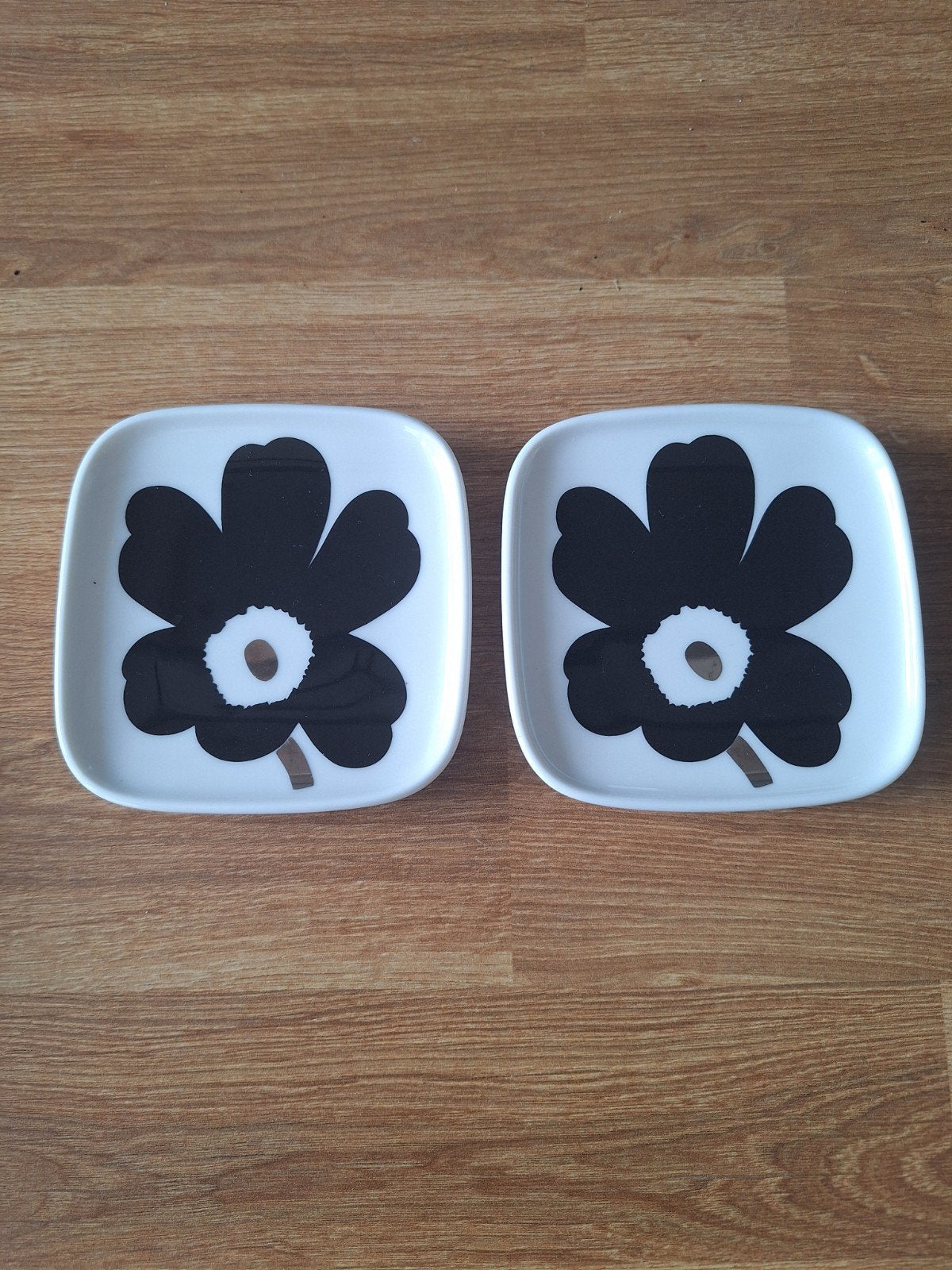 Marimekko Oiva Unikko schaaltjes - 10x10 cm - set van 2, Huis en Inrichting, Keuken | Servies, Overige merken, Keramiek, Ophalen of Verzenden