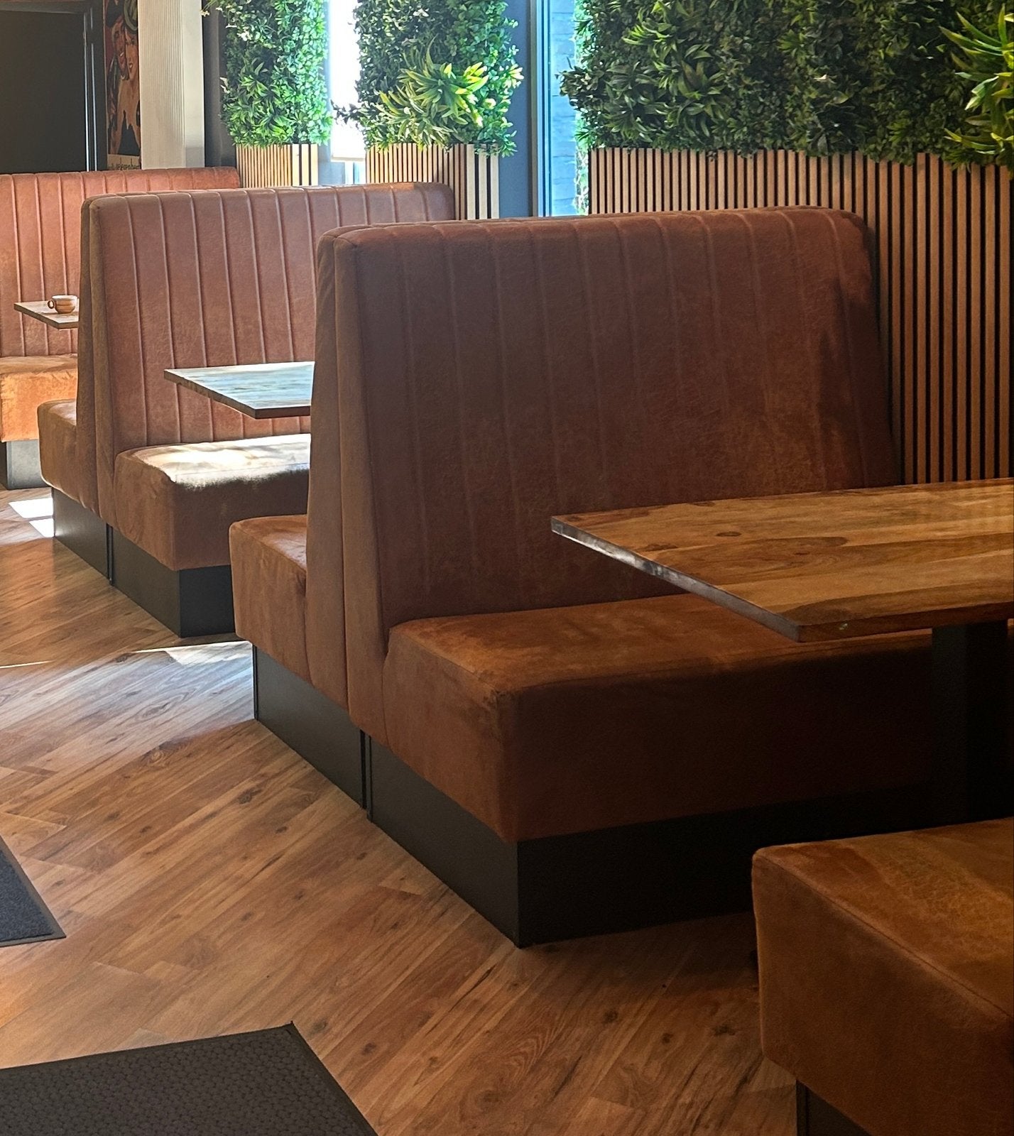 Comfortabele Bruine Banken voor Horeca of Thuis, Ophalen, Gebruikt, Kunststof