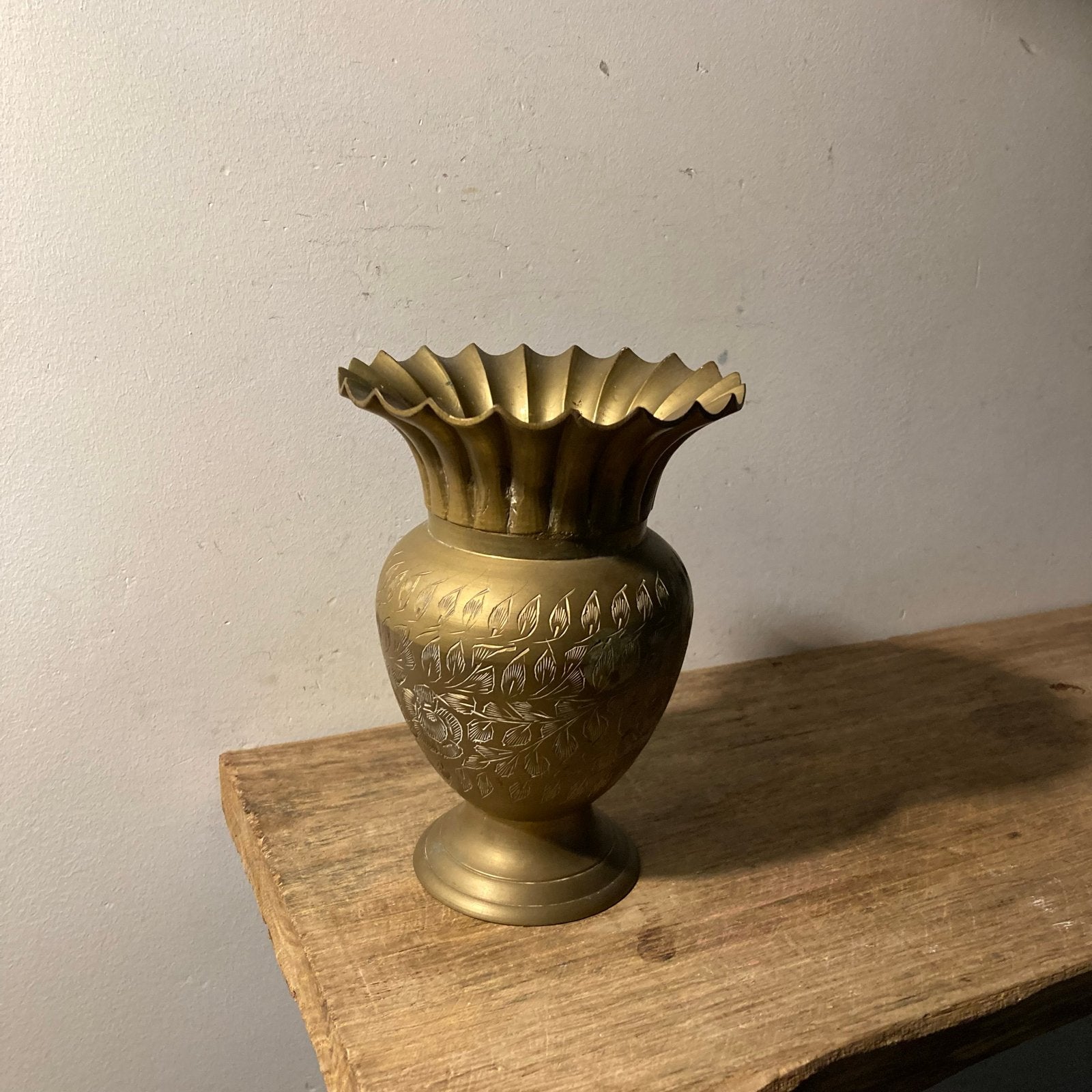 Koperen Vaas met Gedetailleerd Bloemmotief, Indische Stijl, Antiek en Kunst, Ophalen of Verzenden