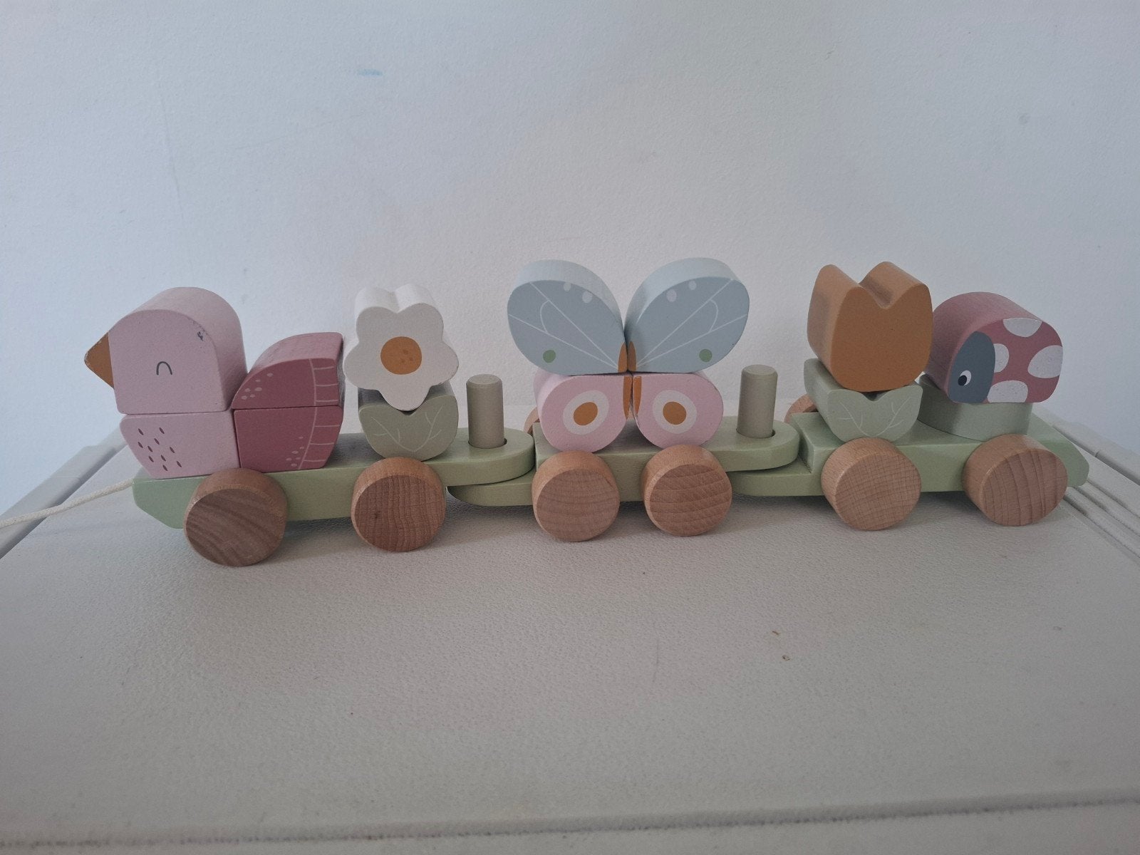 Little Dutch houten trein met dieren en bloemen, Kinderen en Baby's, Ophalen of Verzenden, Zo goed als nieuw, Rij- of Hobbelspeelgoed
