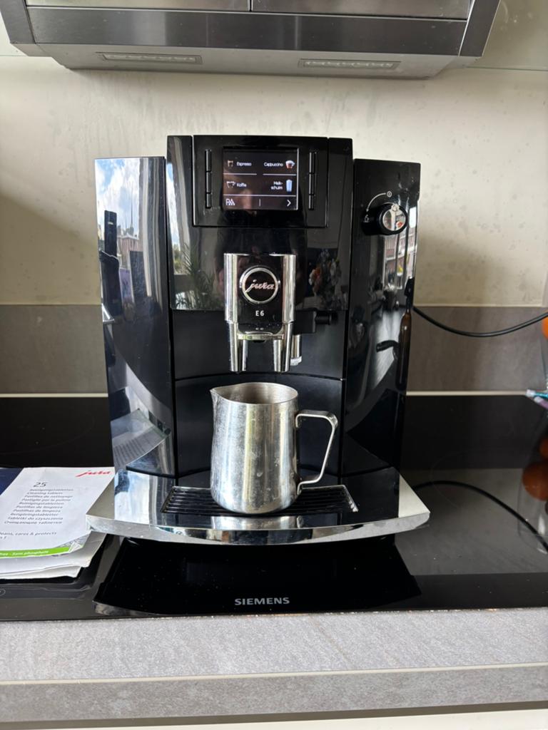 Jura E6 Piano Black – volledig gereinigd & geserviced, Witgoed en Apparatuur, 10 kopjes of meer, Ophalen, Zo goed als nieuw, Koffiemachine