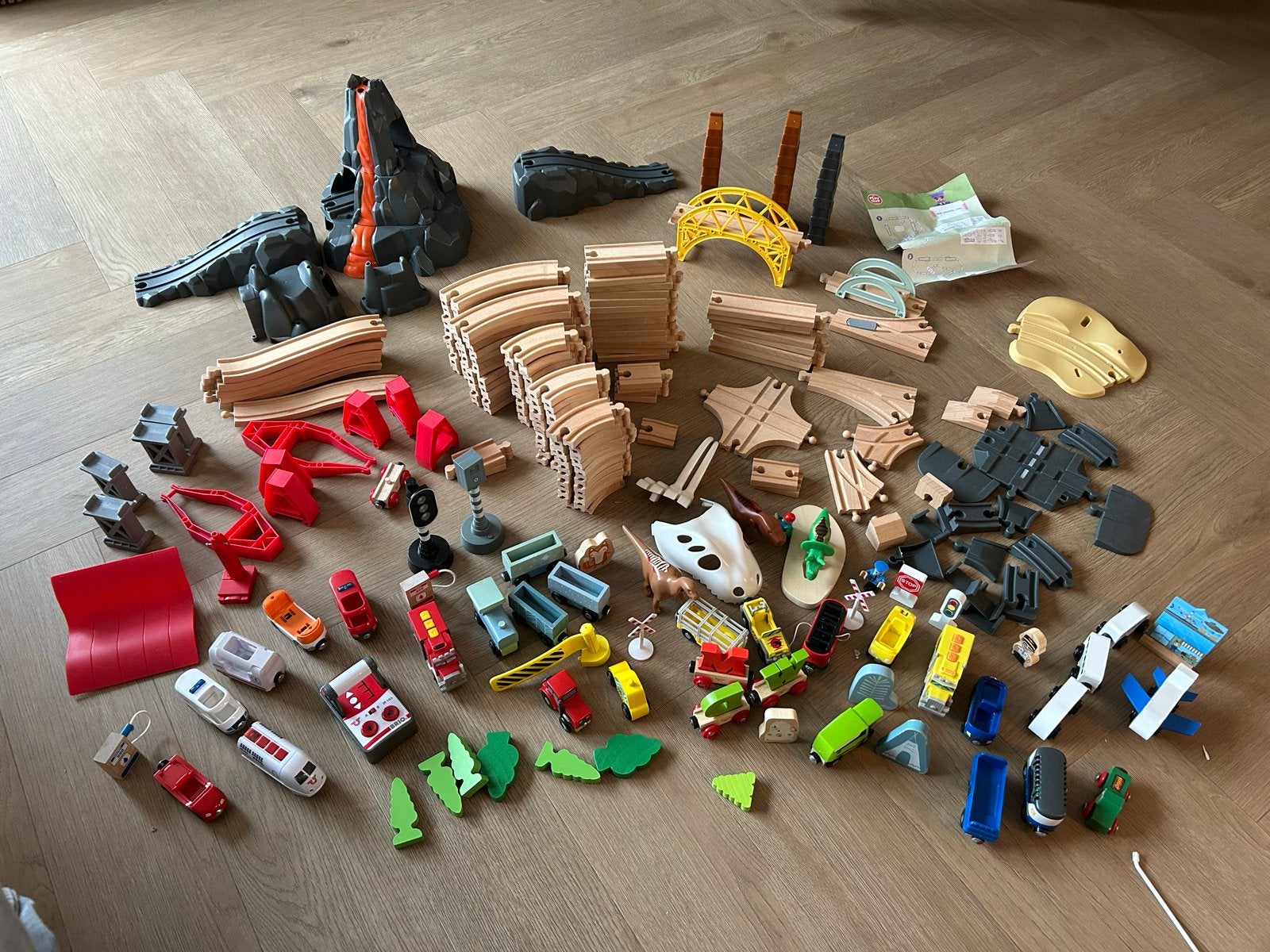 Grote houten treinbaan met lavaberg en accessoires, Kinderen en Baby's, Ophalen of Verzenden, Gebruikt, Overige typen