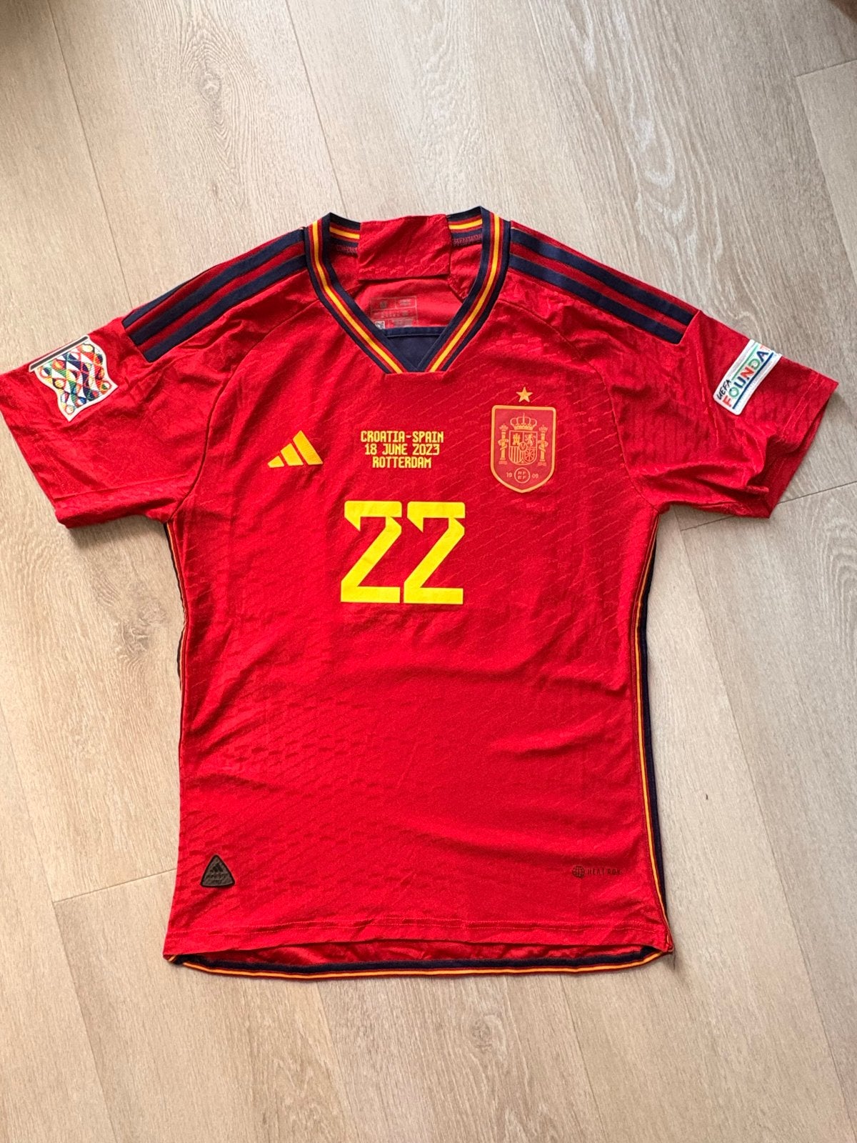 Spaans Elftal Tenue Maat M - Zo goed als nieuw, Sport en Fitness, Maat M, Ophalen of Verzenden, Zo goed als nieuw, Set