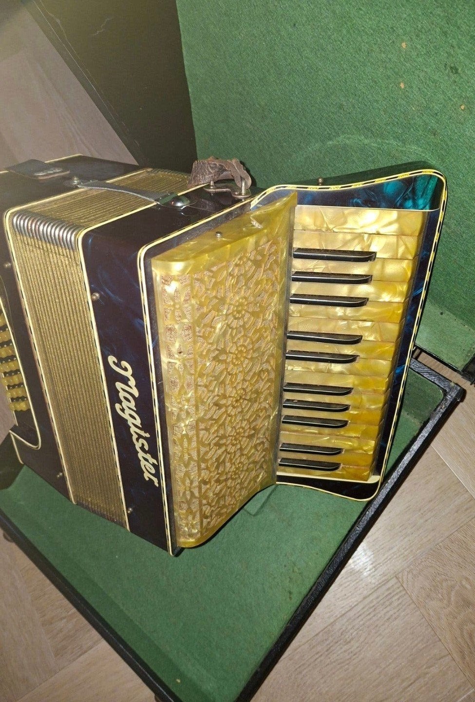 Magister Accordeon - Vintage Toetsaccordeon, Gebruikt, Overige formaten, Met koffer, Toetsaccordeon