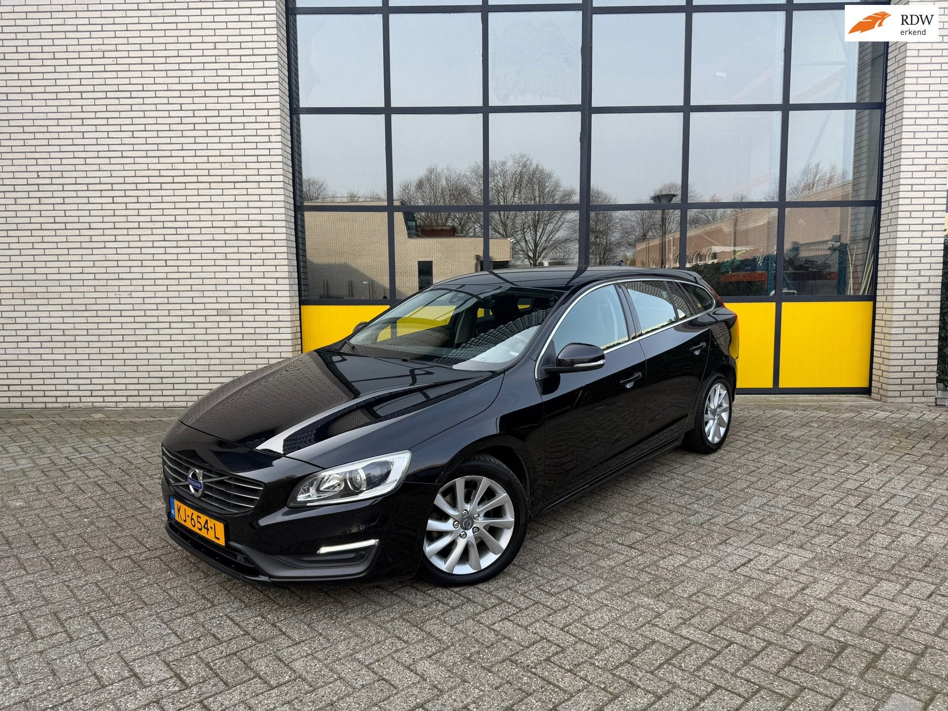 Volvo V60 2.0 D4 Momentum, Auto's, 4 cilinders, Diesel, 168 €/maand, 750 kg
