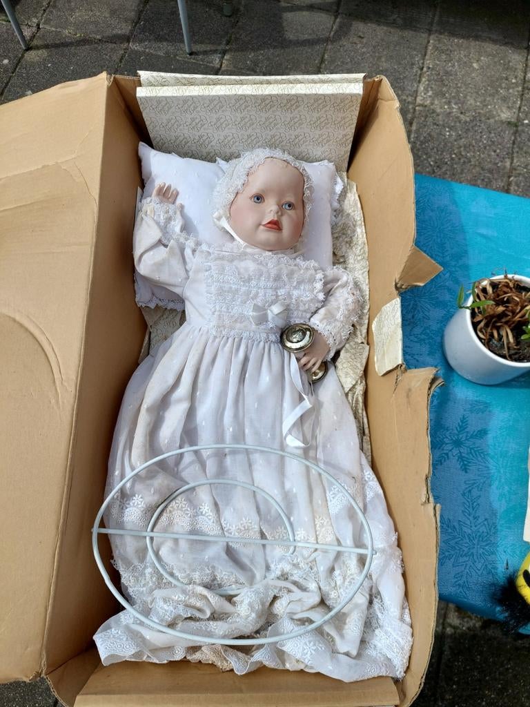 Vintage porseleinen babypop in doopjurk, Verzamelen, Poppen, Zo goed als nieuw, Babypop, Levensecht of Reborn, Ophalen of Verzenden