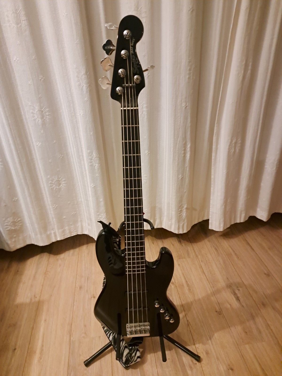 Fender Squier 5-snarige jazz bas, Muziek en Instrumenten, Ophalen, Zo goed als nieuw