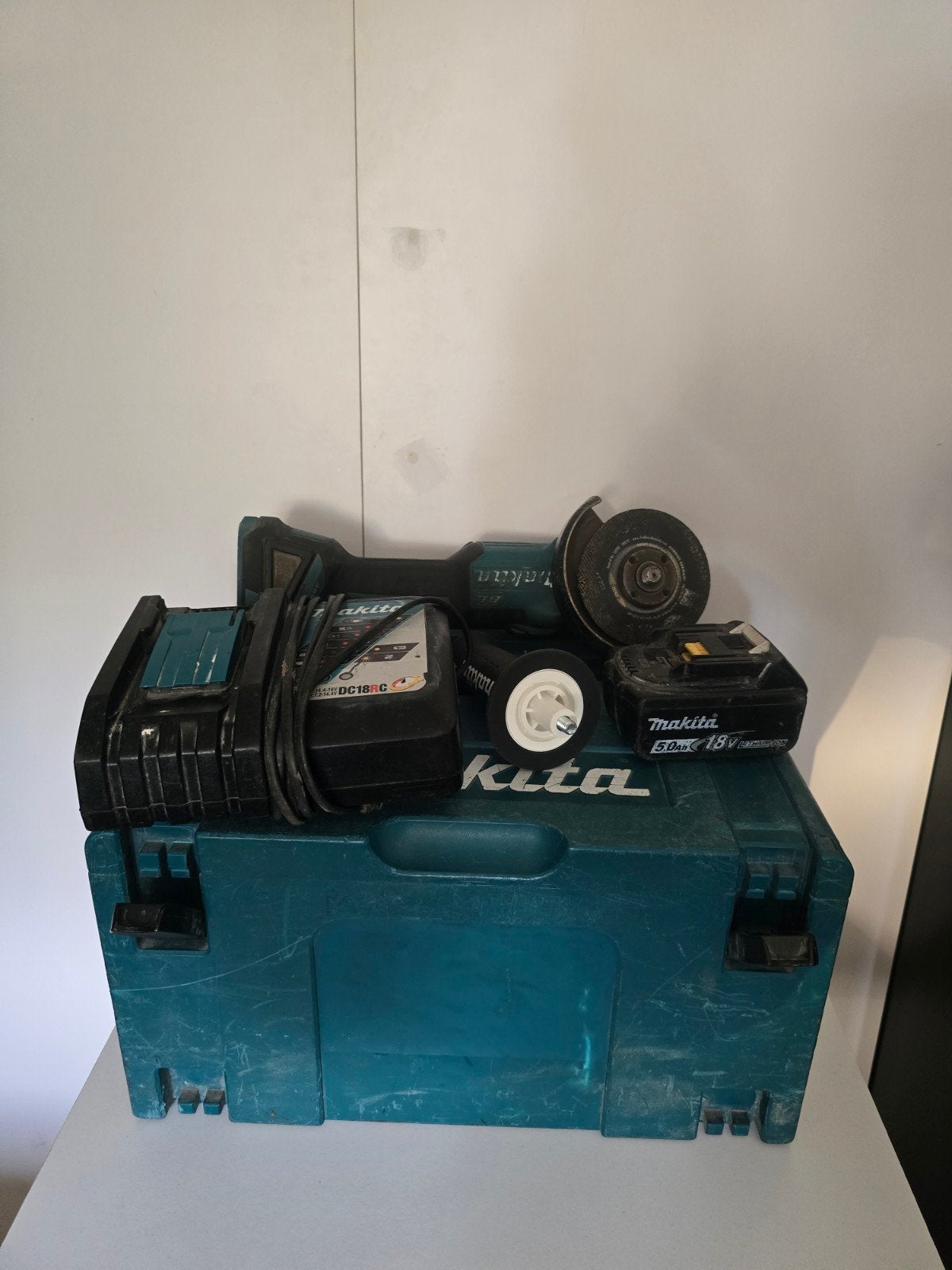 Makita DGA504ZJ in M-box, Ophalen of Verzenden, Gebruikt, Minder dan 700 watt, Haakse handslijpmachine