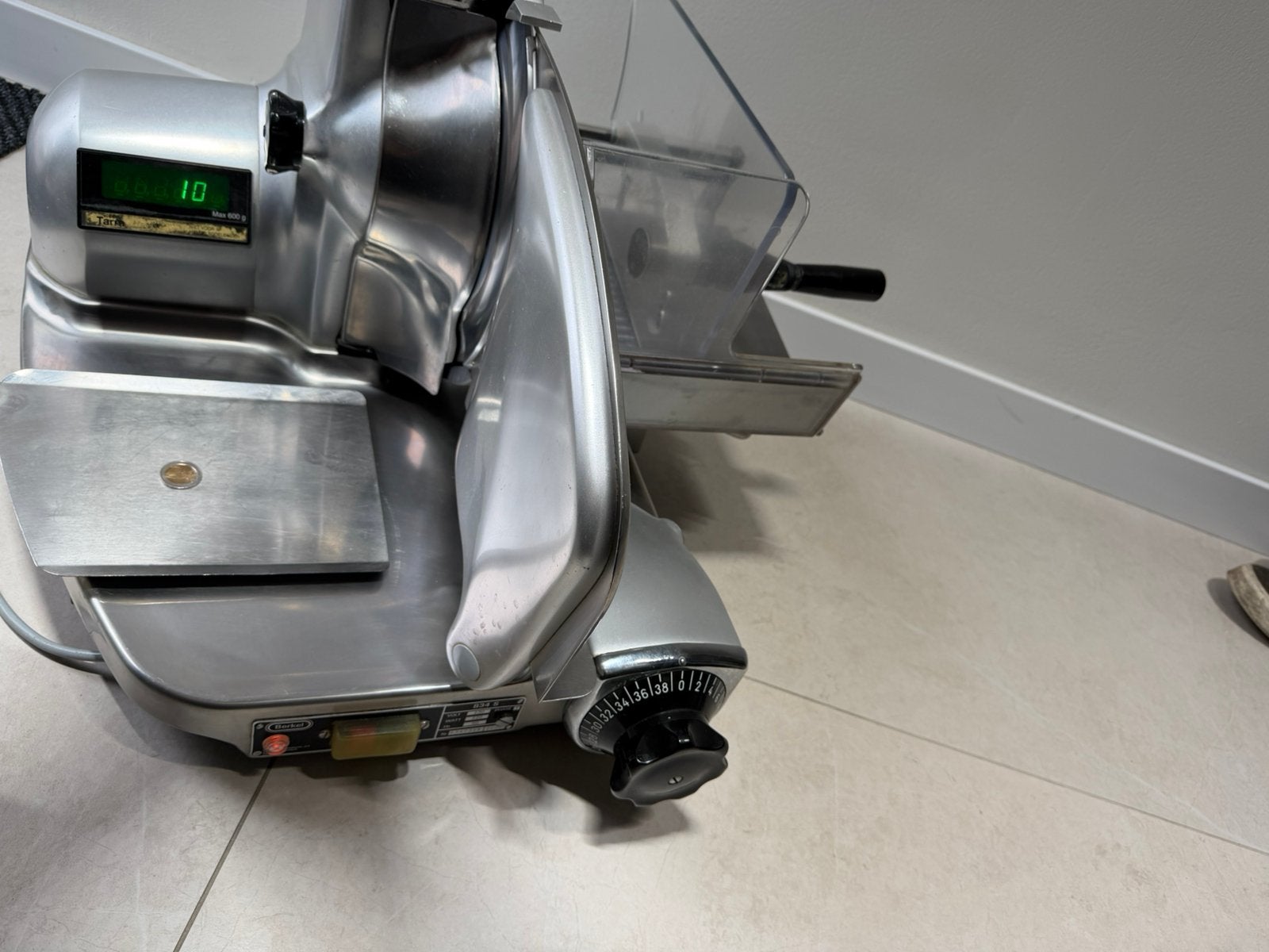 Snijmachine Berkel 834 S (met weegschaal), Ophalen, Zo goed als nieuw