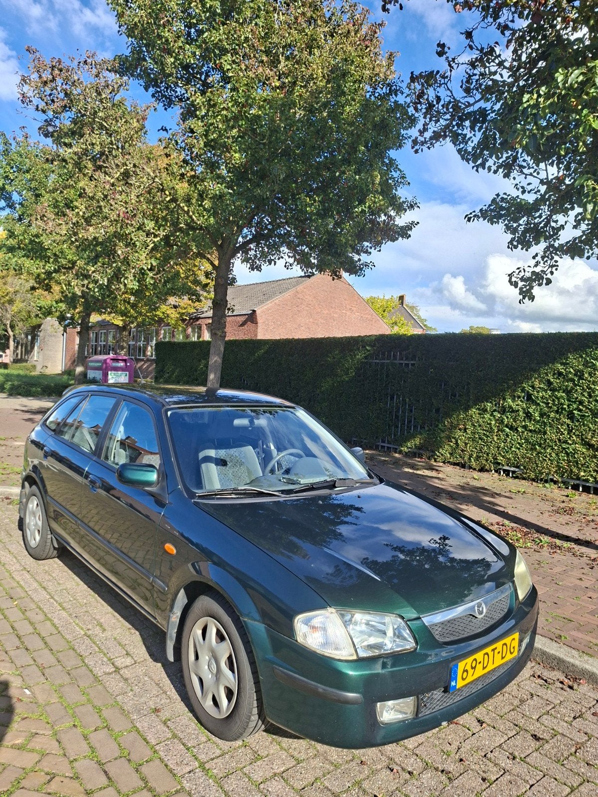 Mazda 323 1.5 F LX AUT 1999 Groen, Auto's, 1498 cc, 4 cilinders, 400 kg, 1070 kg