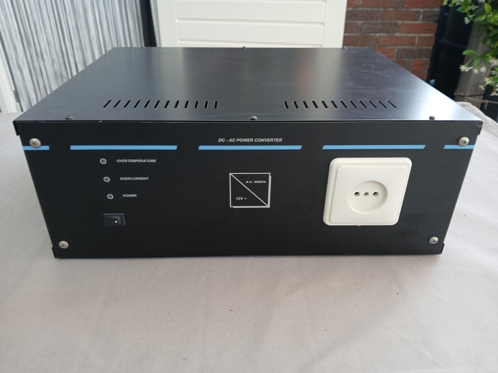 600VA Omvormer 12V DC naar 220-230V AC 50Hz, Ophalen
