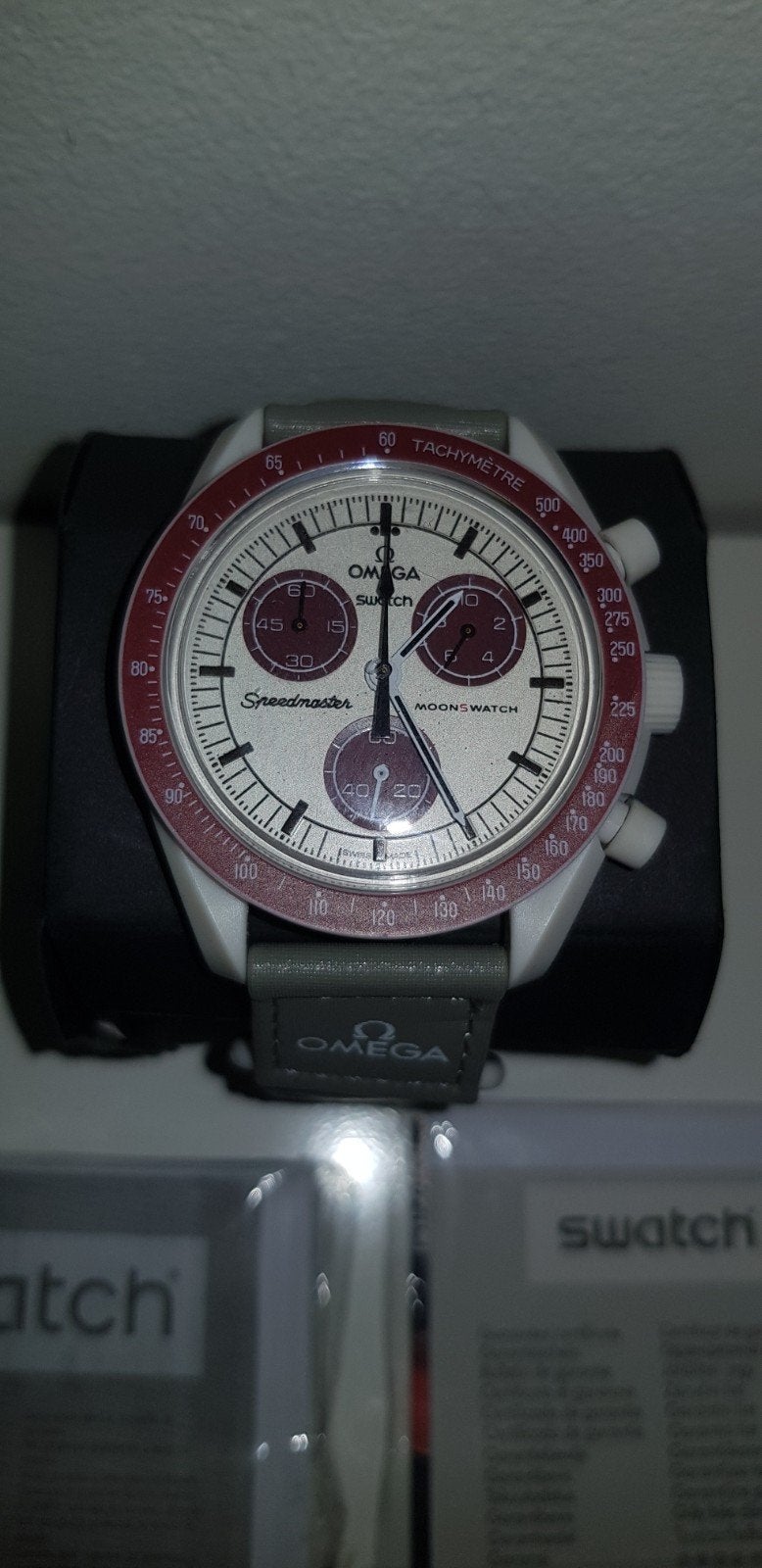 Echte Swatch Omega x Moon Mission to Pluto Speedmaster, Ophalen, Swatch Omega x Moon Mission to Pluto Speedmaster Burgundy, Wit
