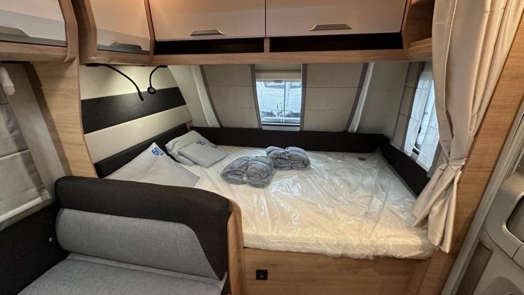 Knaus Sudwind 60 Years 500 QDK STAPELBED MET MAGNETRON, Caravans en Kamperen, Fietsenrek, Bedrijf, Dwarsbed, 5 tot 6 meter