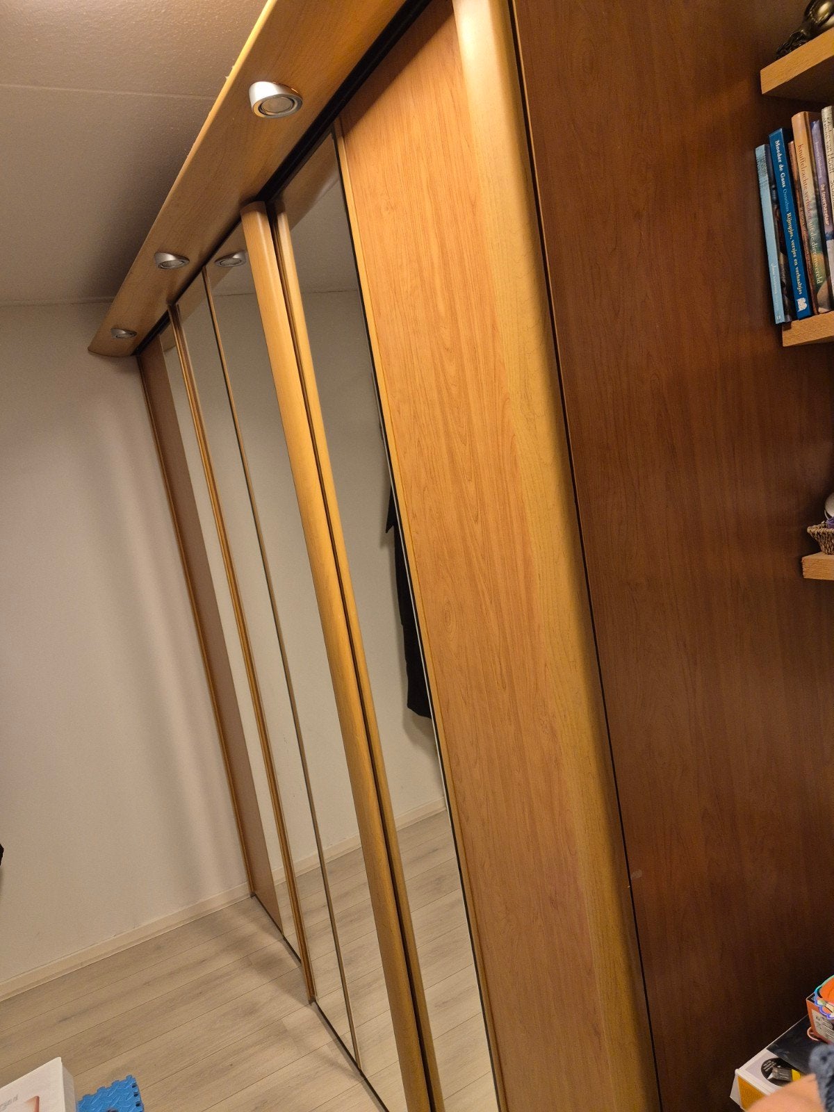 Ruime kast met spiegeldeuren - Voor kleding of kantoor, Ophalen, Met deur(en), Gebruikt, 200 cm of meer