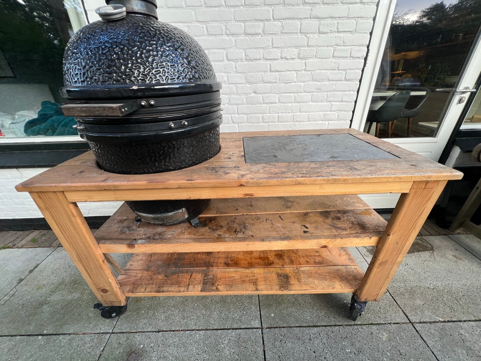 Kamado BBQ-tafel op wielen incl regenhoes – exclusief BBQ, Ophalen, Gebruikt