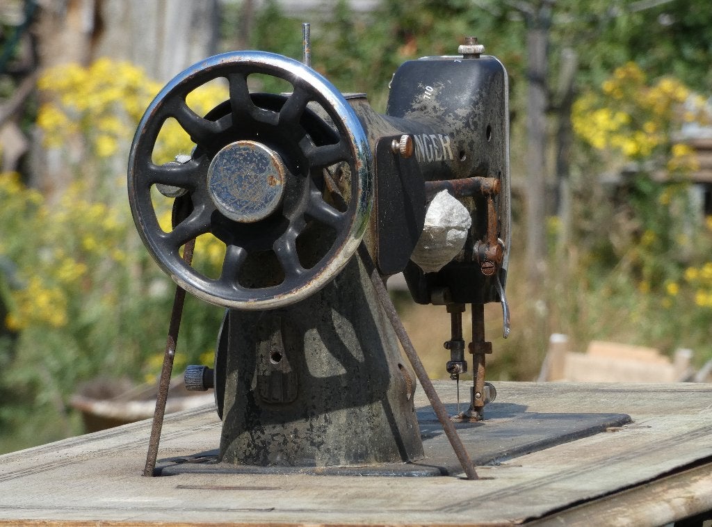 Singer naaimachine op onderstel, Ophalen