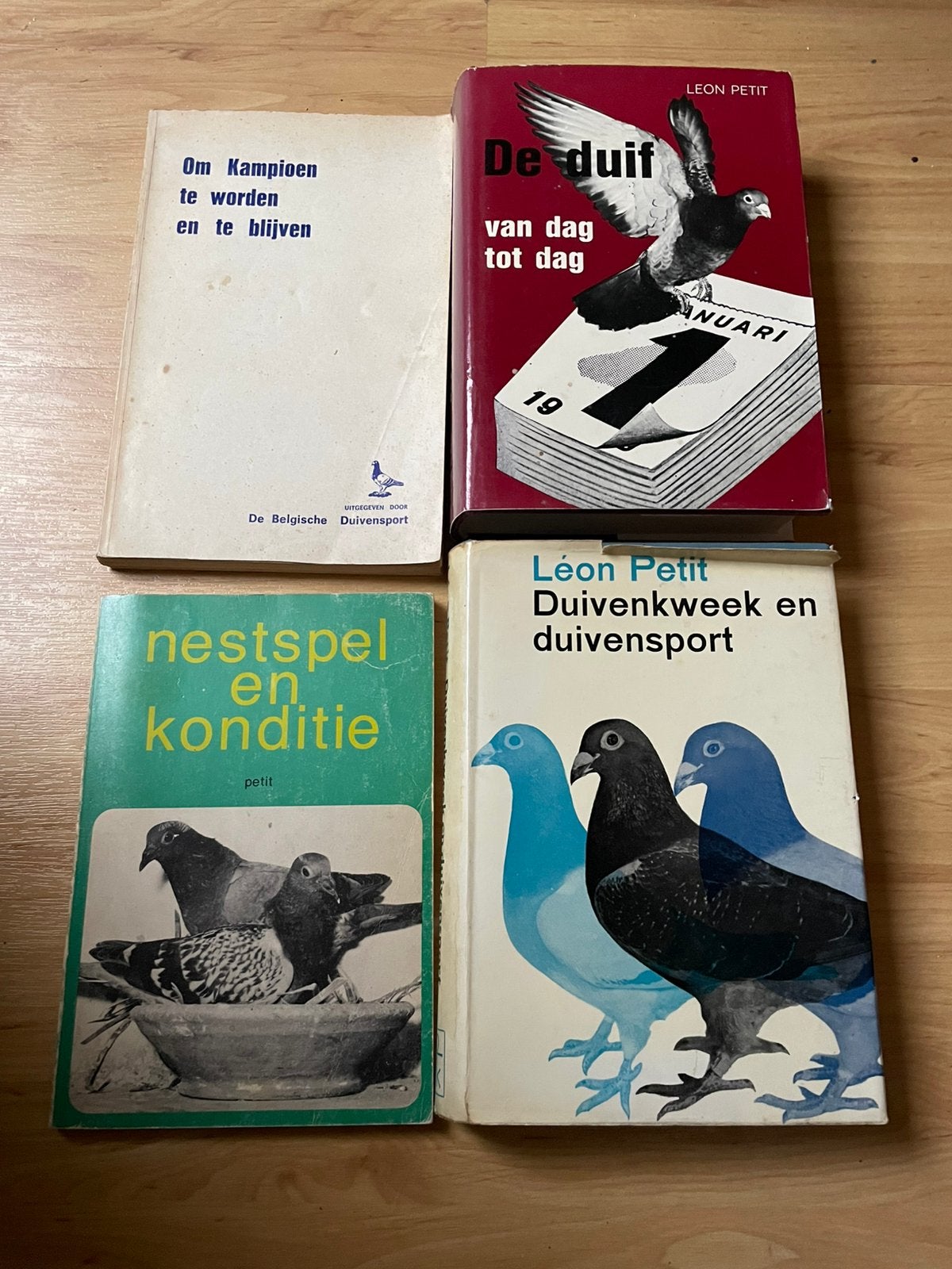 4 duivenboeken Leon Petit, Boeken, Ophalen, Zo goed als nieuw, Honden