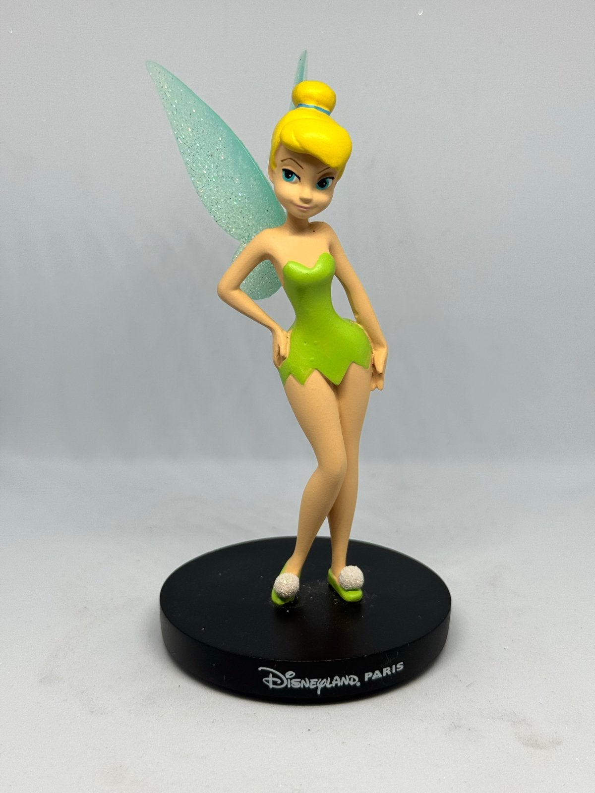 Tinkelbel beeldje Disneyland Parijs op zwart plateau, Ophalen of Verzenden, Overige figuren, Zo goed als nieuw, Beeldje of Figuurtje