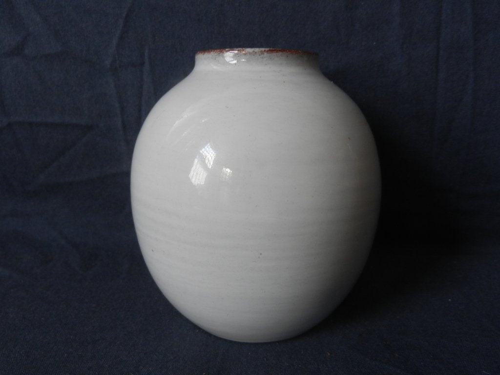 Ellipsvormig vaasje wit geglazuurd Mobach Utrecht h. 11 cm, Ophalen of Verzenden