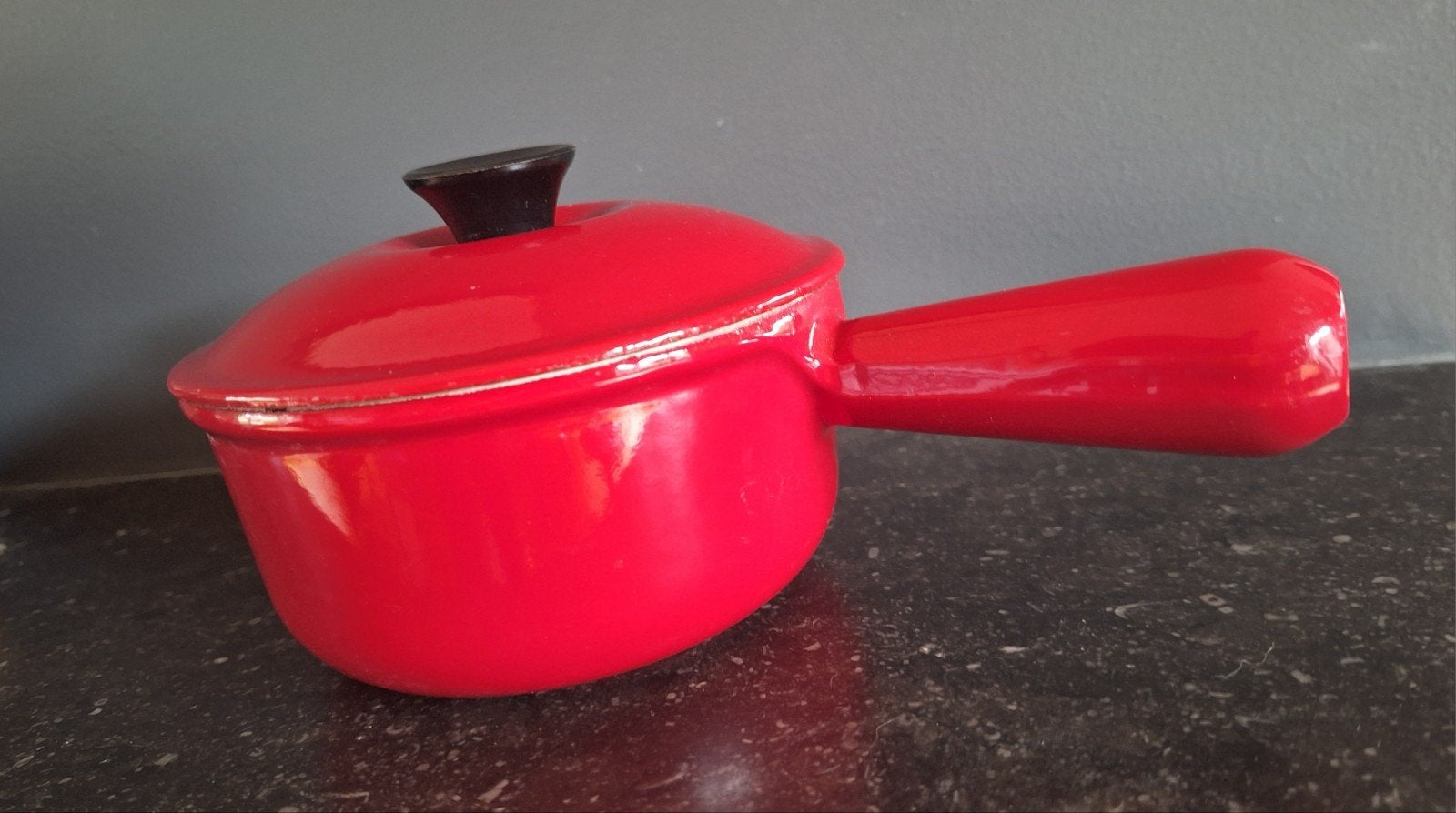 Gietijzeren steelpan van Le Creuset, Huis en Inrichting, Keuken | Potten en Pannen, Ophalen of Verzenden, Gietijzer