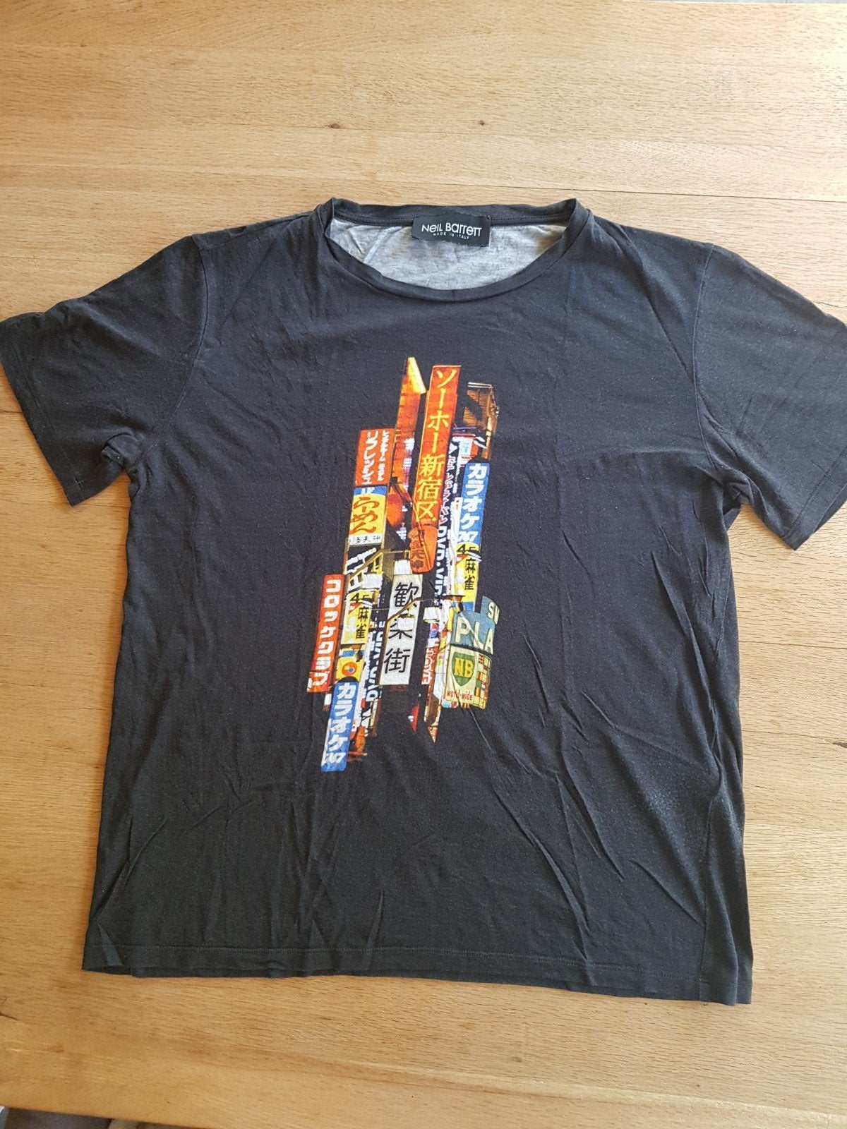 T-shirt merk Neil Barrett, zwart met print, maat L, Maat 52/54 (L), Zwart, Ophalen of Verzenden, Zo goed als nieuw