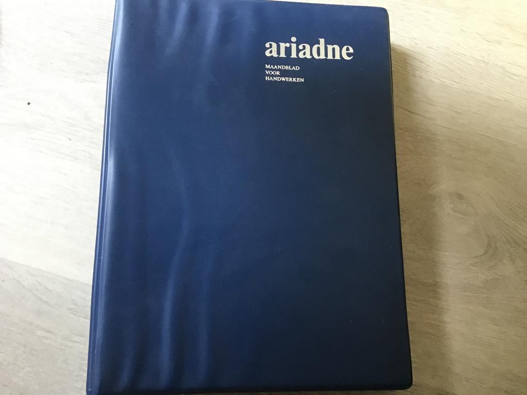 Ariadne jaargang 1973 ingebonden met inlegvellen, Ophalen of Verzenden, Gelezen, Damesbladen