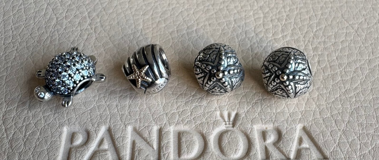 Pandora zee thema met 14kt bicolor goud twotone, Pandora, Nieuw, Ophalen of Verzenden, 4 bedels of meer