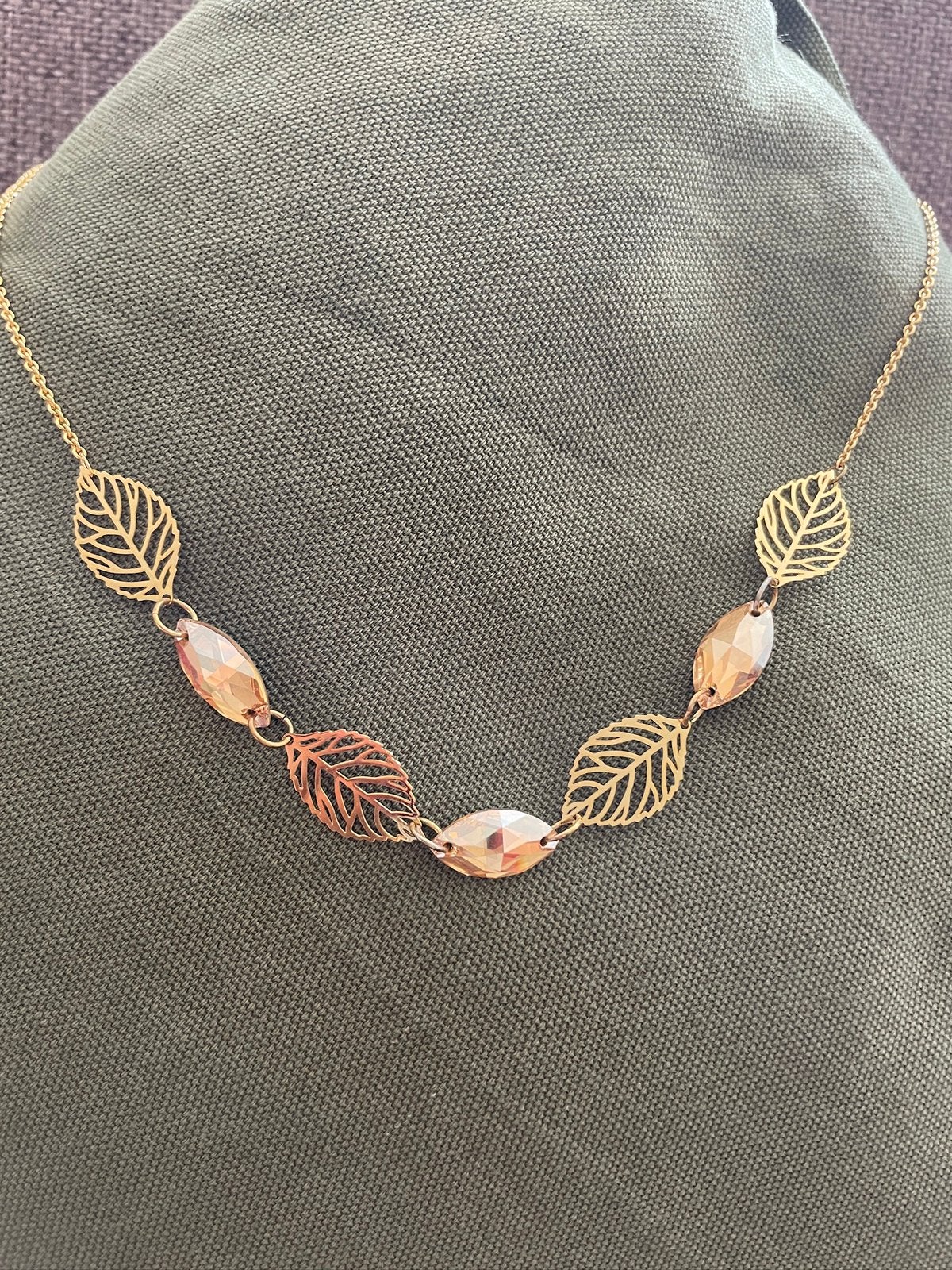 Goudkleurige ketting met bladeren en Swarovski stenen., Sieraden, Tassen en Uiterlijk, Ophalen of Verzenden, Nieuw, Goud, Overige materialen