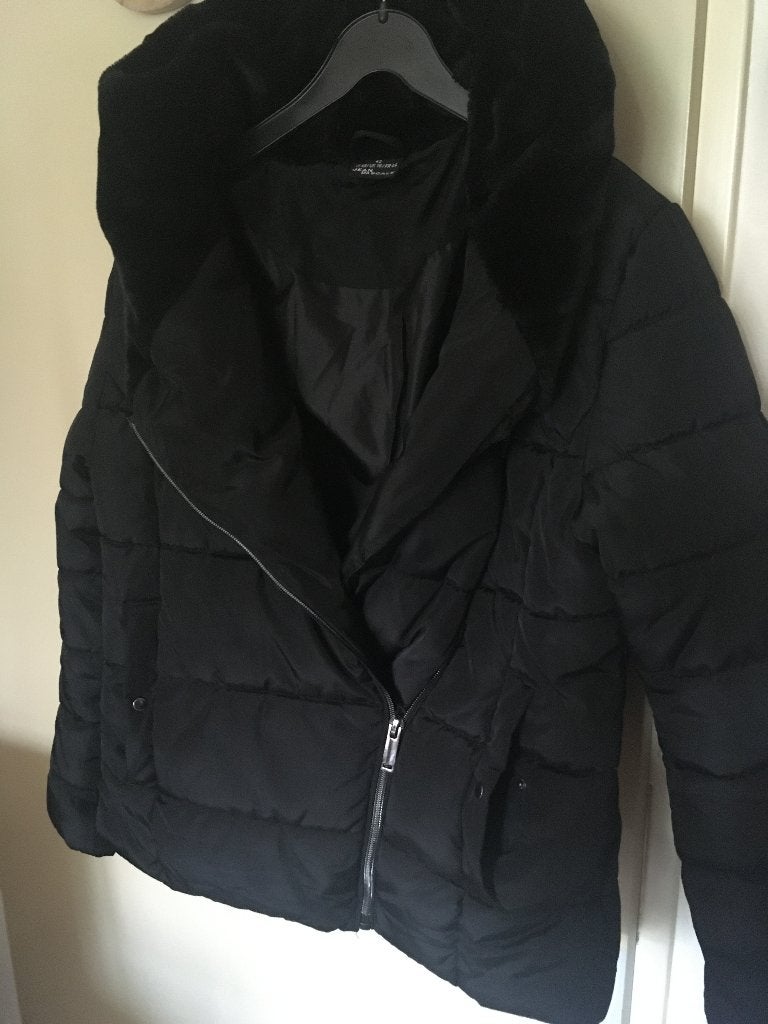 zwart gevoerde korte winter jas met cappesjon, Kleding | Dames, Zwart, Maat 42/44 (L), Ophalen of Verzenden, Zo goed als nieuw