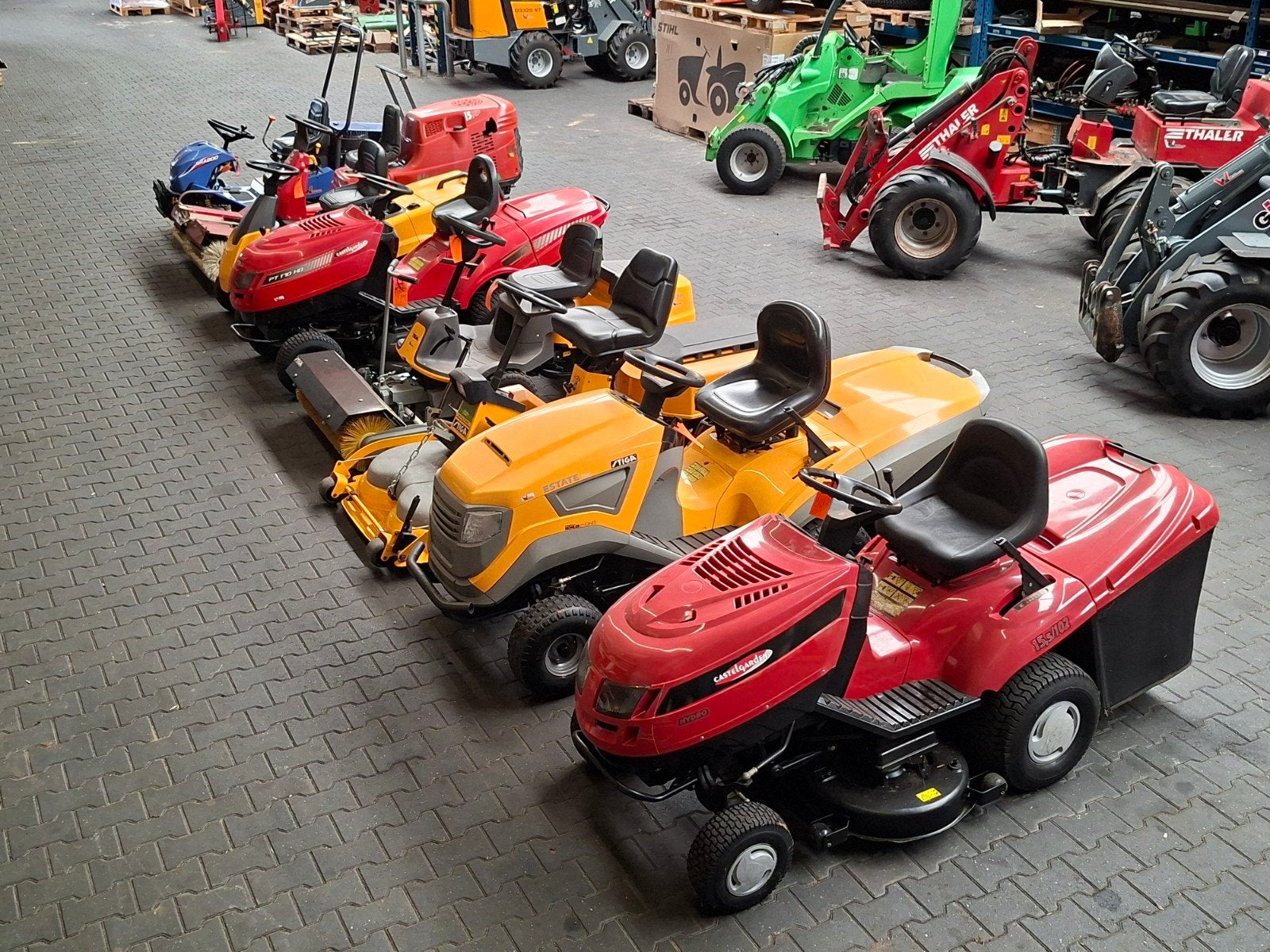 Diverse zitmaaiers en loopmaaiers te koop, Ophalen, Gebruikt, Stihl / stiga / castel garden / gianni ferrari, Benzine-grasmaaier