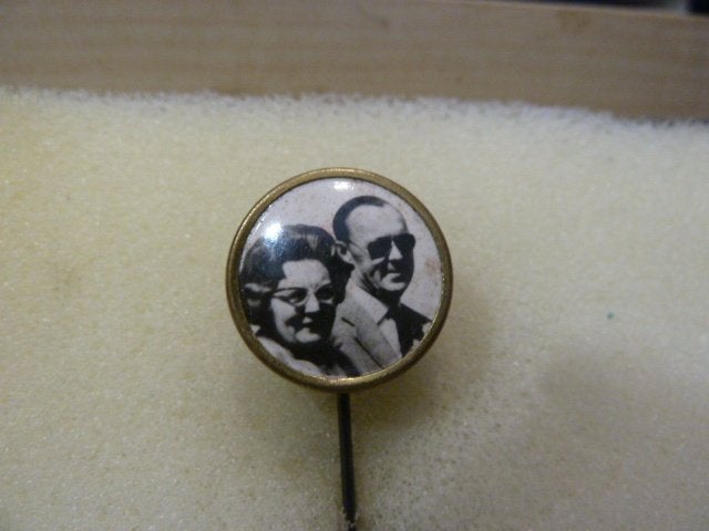 Vintage Speldje met Juliana en Bernhard, Verzamelen, Ophalen of Verzenden, Gebruikt, Overige onderwerpen, Speldje of Pin