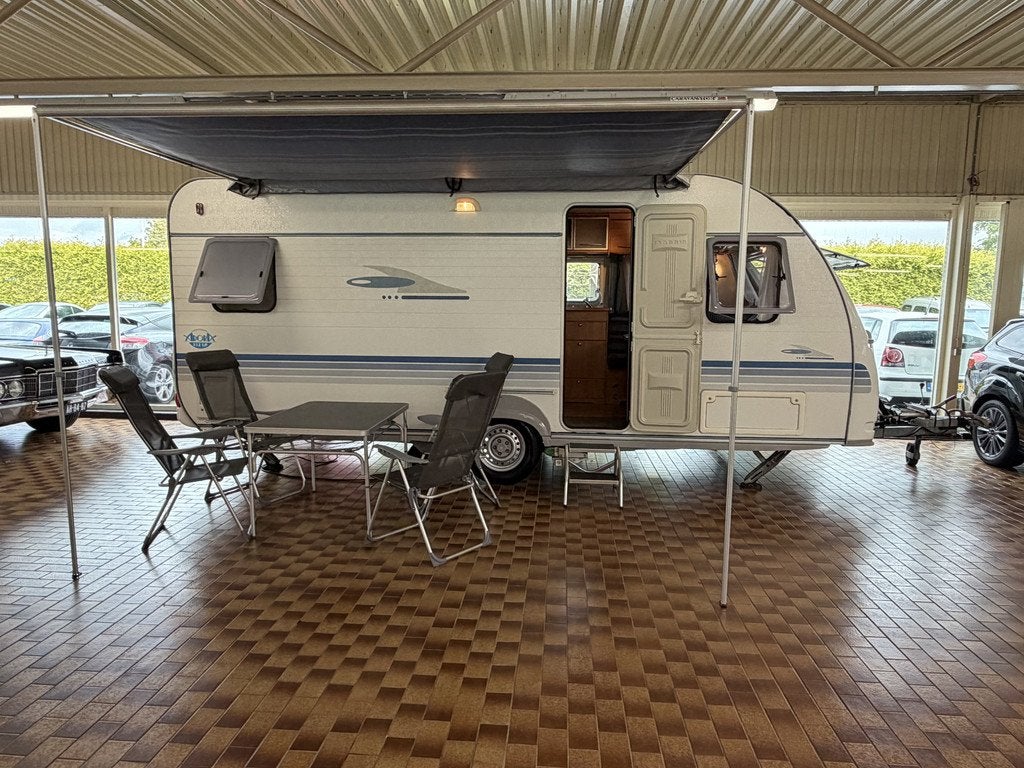 Adria BWJ 2005 ADORIX 512 UP MOVER | TULE FIETSENREK | BADKA, Caravans en Kamperen, Wolfraamweg 7
8445PL  HEERENVEEN, NL, Vast bed