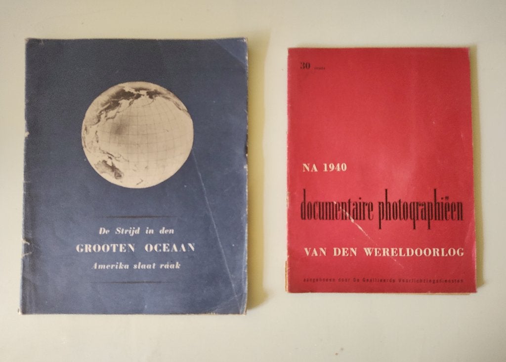 2 boekjes einde Tweede wereldoorlog, Verzamelen, Militaria | Tweede Wereldoorlog, Verzenden, Overige soorten, Nederland, Boek of Tijdschrift