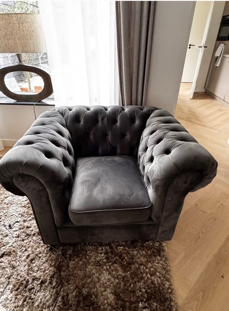 Luxe Grijze Chesterfield Fauteuil - Zo goed als nieuw, Ophalen, 75 tot 100 cm, Zo goed als nieuw, 75 tot 100 cm