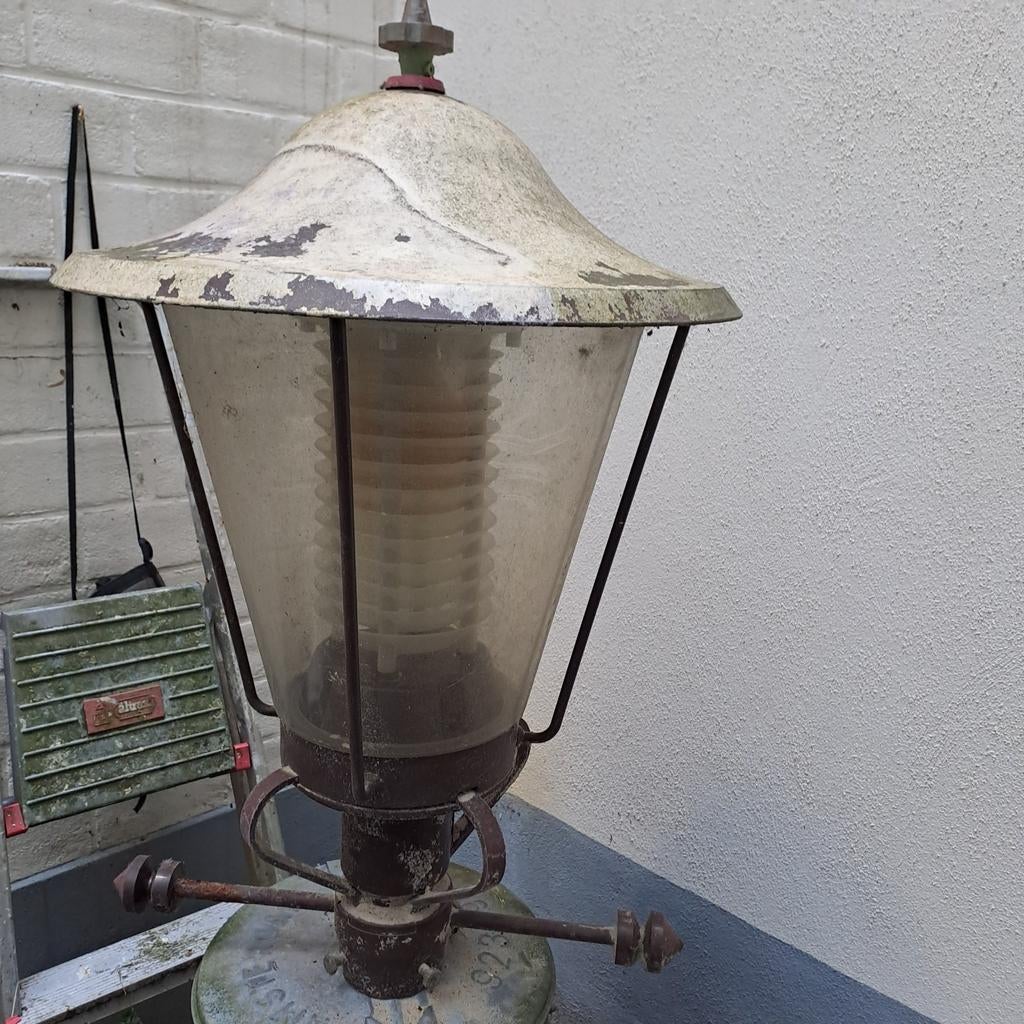 Oude Amsterdamse straatlantaarn en zinken vuilnisbak, Ophalen of Verzenden