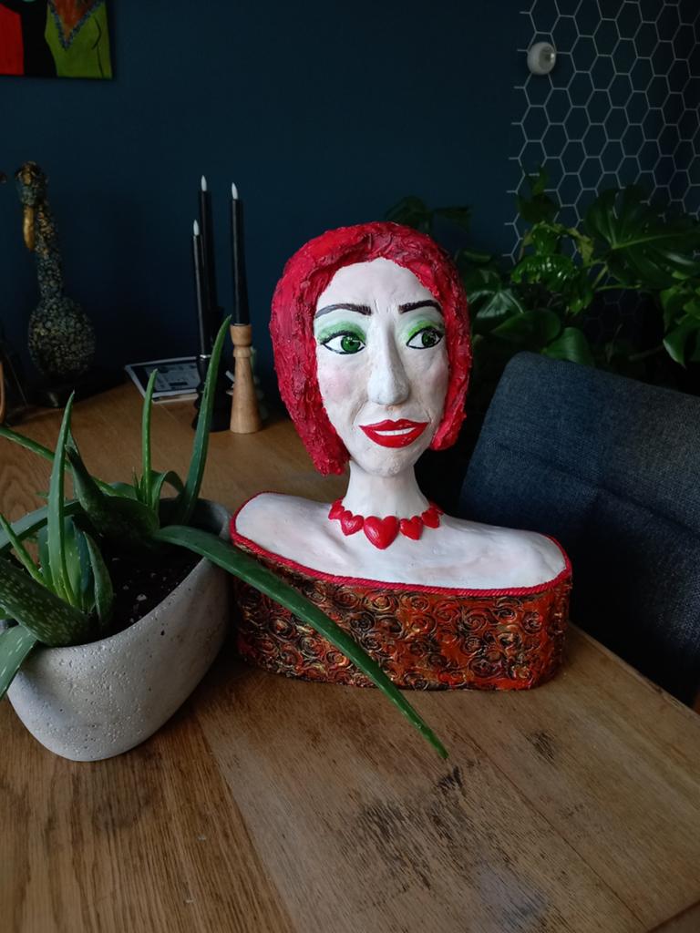 Lady in Red: Uniek Beeld van Papier-maché en Klei, Ophalen, Handgemaakt, Rood, 20 - 50 cm