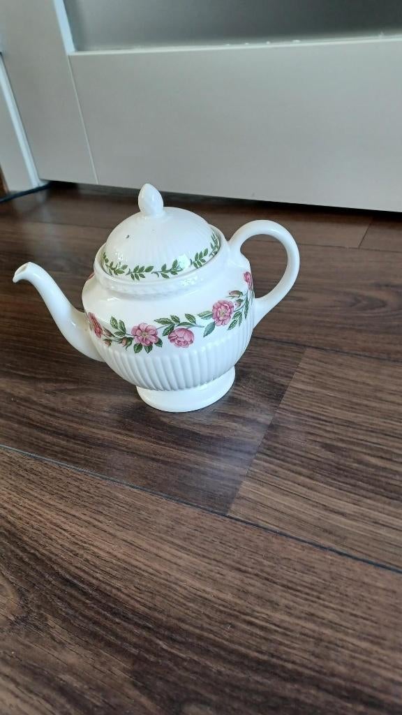 Theepot (wedgwood; dessin met roosjes), Huis en Inrichting, Keuken | Servies, Ophalen, Overige typen, Zo goed als nieuw, Wedgwood