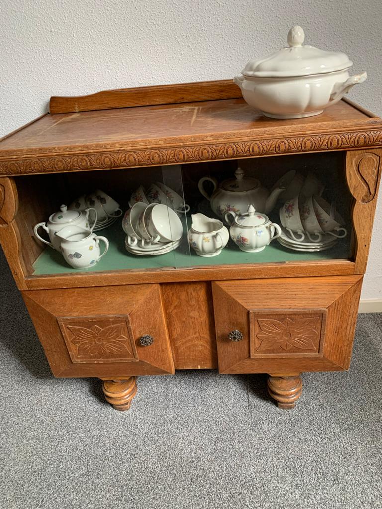 Eikenhouten theekastje met glas en houtsnijwerk, Antiek en Kunst, Antiek | Meubels | Kasten, Ophalen of Verzenden