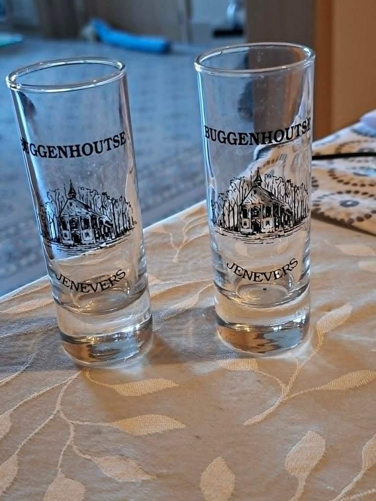 2 Borrelglazen / Buggenhoutse jenevers, Verzenden, Zo goed als nieuw, Borrel- of Shotglas