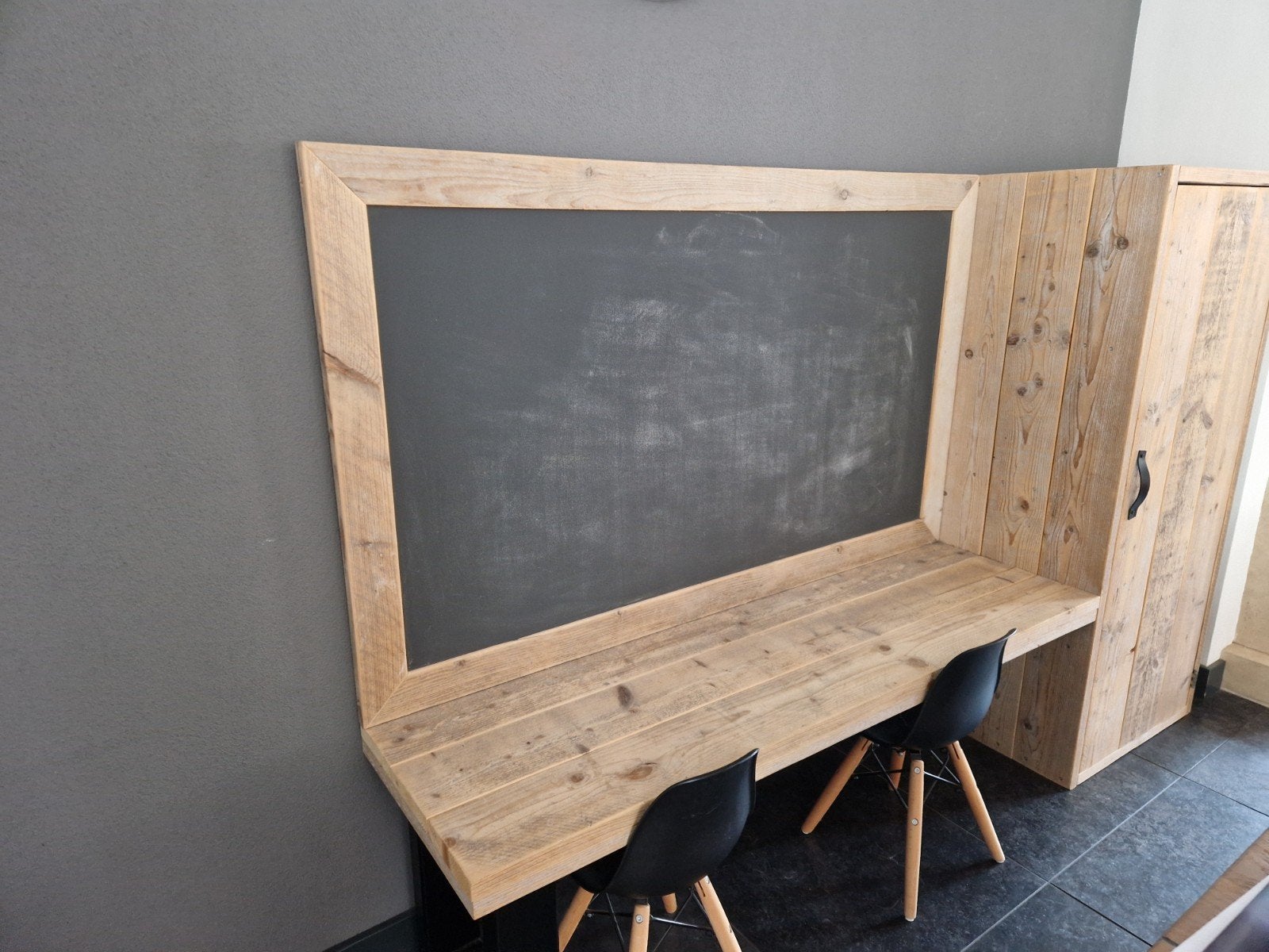houten kinder speel meubel incl krijtbord, kast en stoelen, Kinderen en Baby's, Ophalen, Zo goed als nieuw