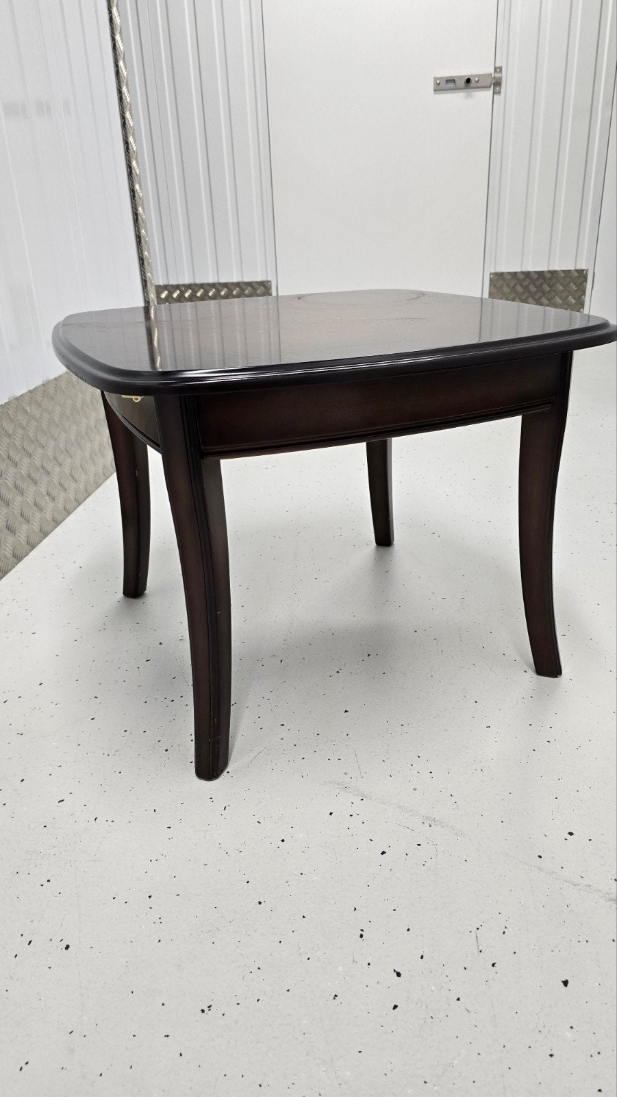 Zware walnoothouten bijzettafel, Ophalen, Minder dan 45 cm, Gebruikt, Klassiek