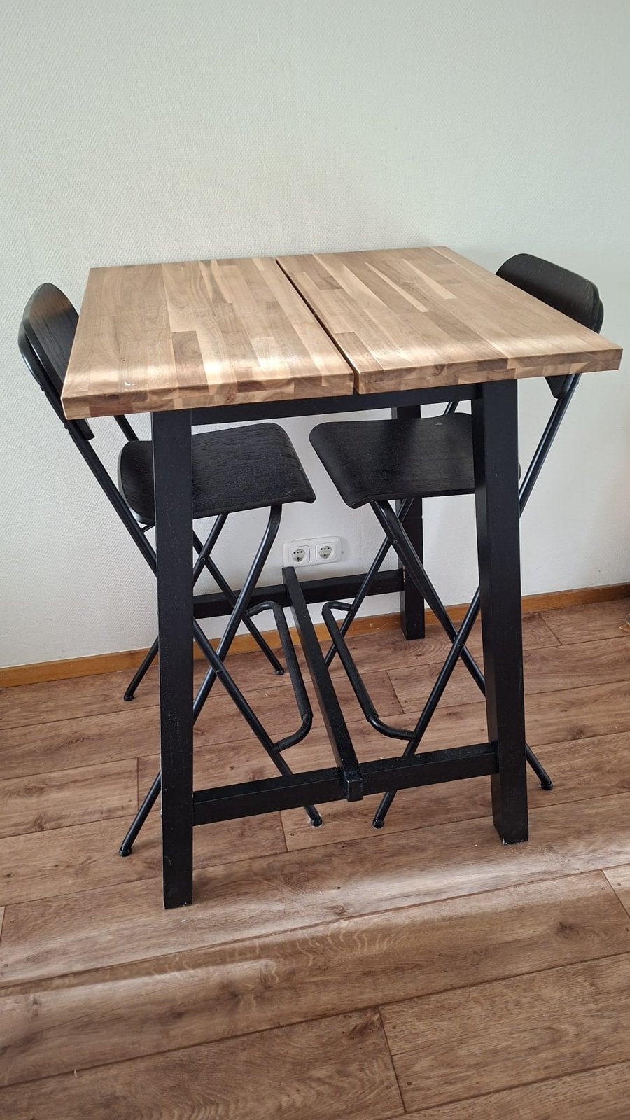 Hoge tafel met 2 krukken, Ophalen, Zo goed als nieuw
