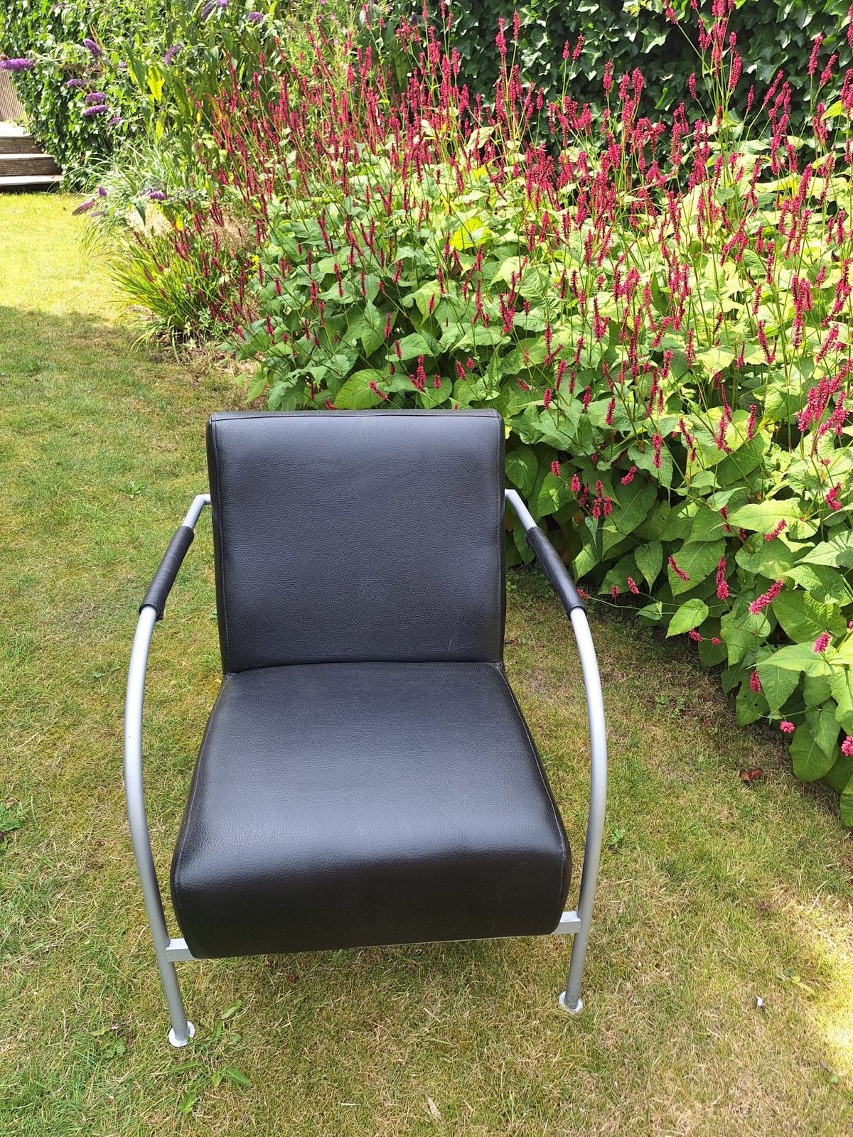 Zwarte fauteuil met metalen frame, Huis en Inrichting, Fauteuils, Ophalen, Gebruikt, Minder dan 75 cm, Metaal