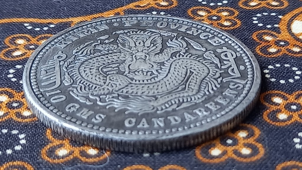 Oude Chinese Candareens munt met Yin Yang en draak 4,4 cm., Antiek en Kunst, Zilver, China, Ophalen of Verzenden, Brons