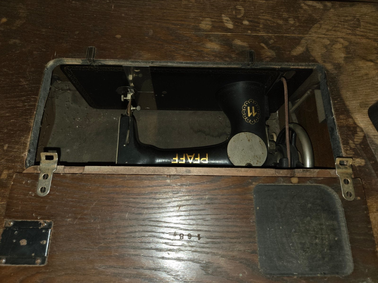 Antieke Pfaff trapnaaimachine, Ophalen