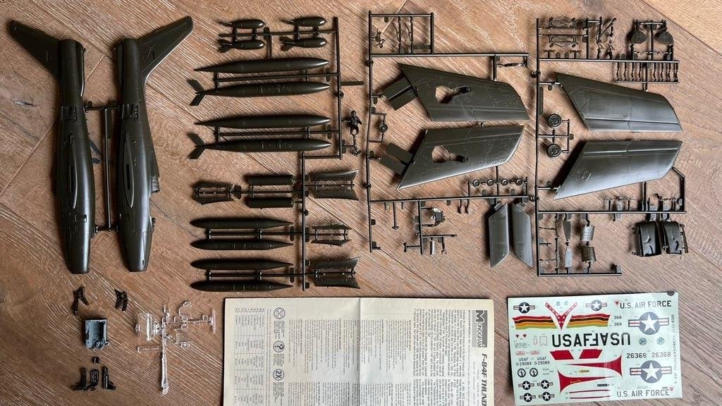 1/48 Monogram F-84F Thunderstreak, Zo goed als nieuw, Groter dan 1:72, Vliegtuig, Ophalen